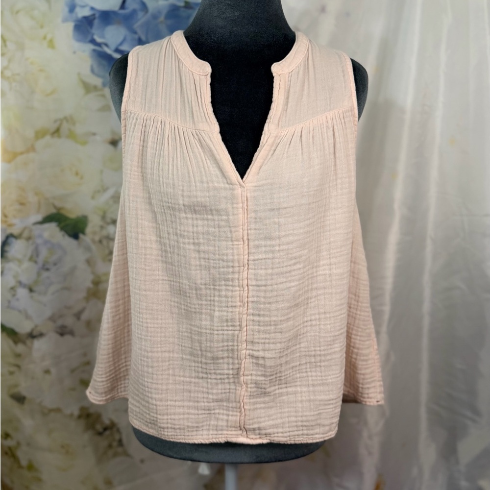 XiRENA Pale Blush Sleeveless Gauze V-Neck Top